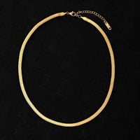 عقد الفراشة المذهبة