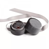 علبة كيتي مع شريطة