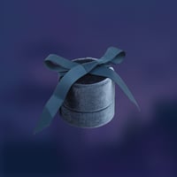 علبة كيتي مع شريطة