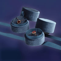 علبة كيتي مع شريطة