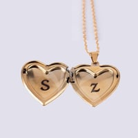 سلسال نسائي بالاسم والحرف على شكل قلب