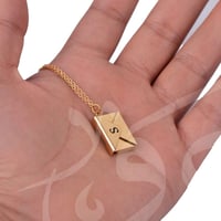 سلسال نسائي شكل ظرف حفر ليزر بالاسم