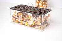 بوكس حلا أكريلك شفاف مع خشب