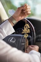 تعليقة سيارة حصان مع كسرة عود بالاسم - 11