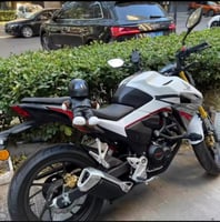 خوذة و دمية للدراجة النارية