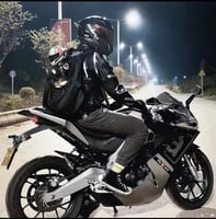 خوذة و دمية للدراجة النارية