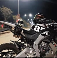 خوذة و دمية للدراجة النارية