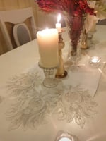 مفرش دانتيل سكري بكلفه تطريز ذهبي وسط الطاوله