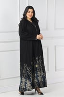 عباية منسوجة من قماش الكريب الفاخر مع طرحتها.