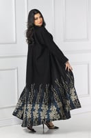 عباية منسوجة من قماش الكريب الفاخر مع طرحتها.