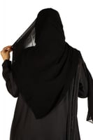 طرحة ناعمة لون أسود على خط كريستال أسود من الطرفين