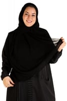 طرحة ناعمة لون أسود على خط كريستال أسود من الطرفين