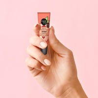 مرهم الشفاه بالعناية اللطيفة مع SPF 15 بفيتامين E...