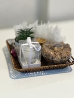 سلة بنية مربعة بمحتويات مختلفة١٥ حبة مغلف تمر محشي...