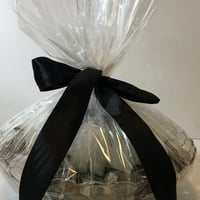 صينيه اكريلك شفاف تمر سكري محشي ومغلف كل حبة كيلو...