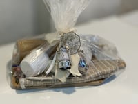 لوح خشبي مع مجموعه ادواة مطبخ وربع كيلو تمر مغلف ك...