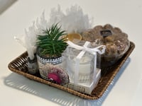 سلة بنية مربعة بمحتويات مختلفة١٥ حبة مغلف تمر محشي...