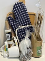 لوح خشبي مع مجموعه ادواة مطبخ وربع كيلو تمر مغلف ك...