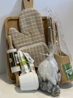 لوح خشبي مع مجموعه ادواة مطبخ وربع كيلو تمر مغلف ك...