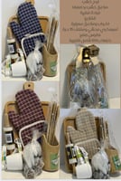 لوح خشبي مع مجموعه ادواة مطبخ وربع كيلو تمر مغلف ك...