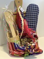 لوح خشبي بقماش رمضاني مع مجموعه ادواة مطبخ مع نصف...