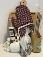 لوح خشبي مع مجموعه ادواة مطبخ وربع كيلو تمر مغلف ك...