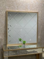 مدخل استقبال مع مراية لون ذهبي