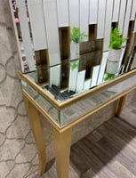 مدخل استقبال مع مراية لون ذهبي