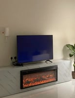 ديكور ببديل رخام أبيض مع جهاز تدفئة