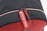 موستنق شنطة ظهر18"مع مقلمية احمر بشعار