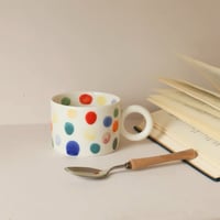 كوب النقاط الملونة