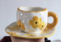 كوب سيراميك بطبعة زهرة صفراء