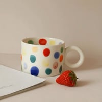 كوب النقاط الملونة