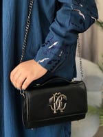 شنطة نسائية بتصميم مميز