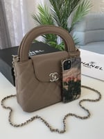 شنطة نسائية بشعار فضي