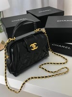 شنطة صغيرة بسلسلة طويلة