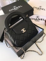 شنطة نسائية بشعار فضي