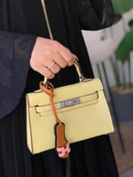 حقيبة نسائية مع تعليقة