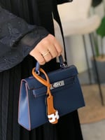 حقيبة نسائية مع تعليقة