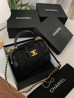 شنطة صغيرة بسلسلة طويلة