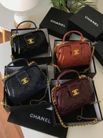 شنطة صغيرة بسلسلة طويلة