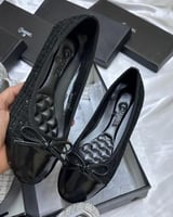أسود