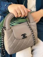 شنطة نسائية بشعار أسود