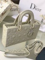 حقيبة نسائية كلاسيكية