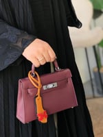 حقيبة نسائية مع تعليقة