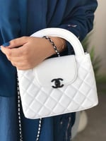 شنطة نسائية بشعار أسود