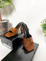 كعب سان لوران نسائي