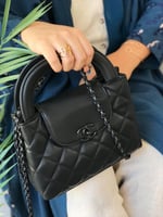 شنطة نسائية بشعار أسود