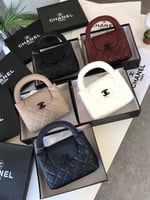 شنطة نسائية بشعار أسود