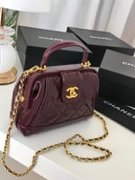 شنطة صغيرة بسلسلة طويلة